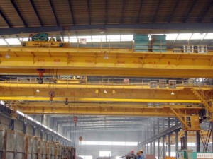 本系列起重機(jī)主要由橋架、大車運(yùn)行機(jī)構(gòu)和裝有電動(dòng)葫蘆的小車運(yùn)行機(jī)構(gòu)組成，其橋架由半偏軌箱形主梁、端梁和走臺(tái)等連接而組成。
