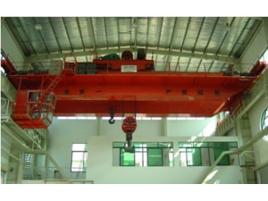 QD型電動(dòng)雙梁橋式起重機(jī)是按國(guó)家標(biāo)準(zhǔn)設(shè)計(jì)制造的的起重機(jī)，起升機(jī)構(gòu)為卷?yè)P(yáng)機(jī)。