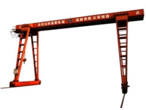 門式起重機(jī)主要使用在露天倉(cāng)庫(kù)、料場(chǎng)、鐵路貨站、港口碼頭等。