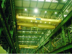 QD型電動(dòng)雙梁吊鉤橋式起重機(jī)適用于工礦企業(yè)、車間或露天場地，是在固定跨間內(nèi)裝卸、搬運(yùn)物料的起重設(shè)備。